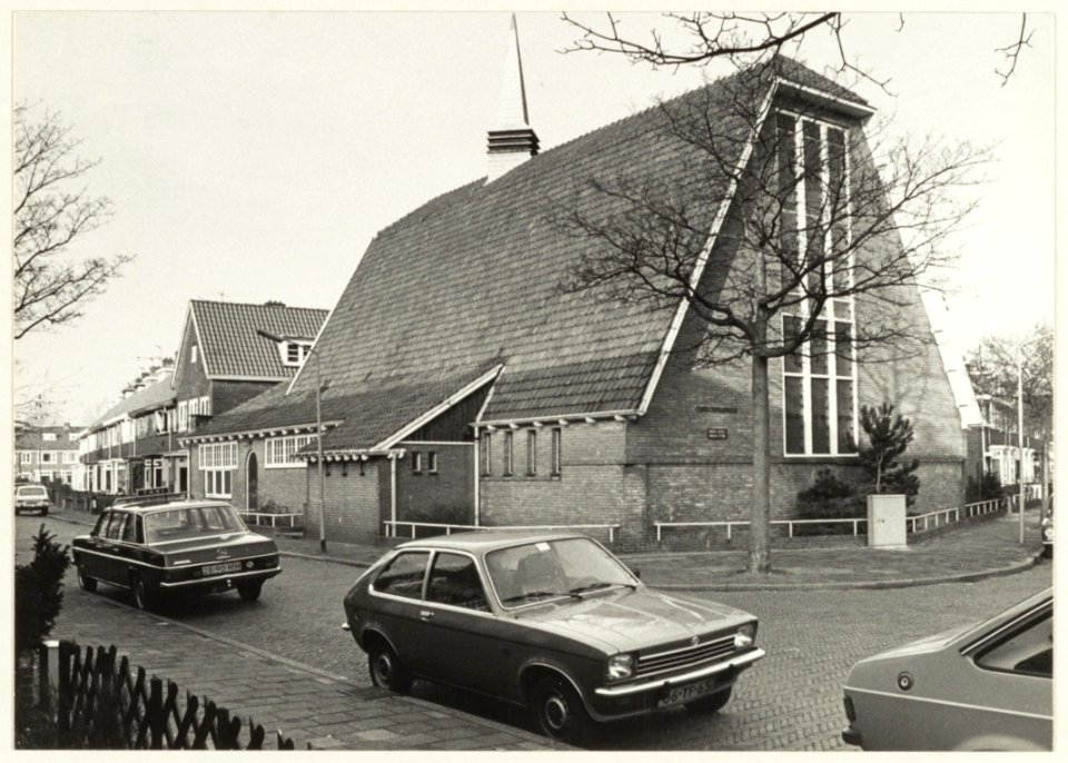 De Goede Herderkerk aan de Spaarnrijkstraat, ziende naar het noorden. NL-HlmNHA 54005114