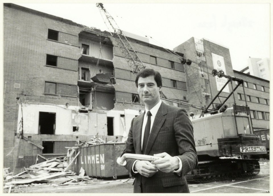 Directeur Storace van het casino met op de achtergrond de sloop van hotel Bouwes aan het Badhuisplein