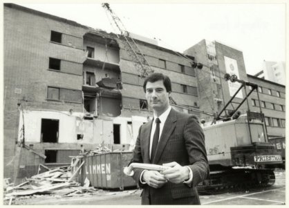 Directeur Storace van het casino met op de achtergrond de sloop van hotel Bouwes aan het Badhuisplein