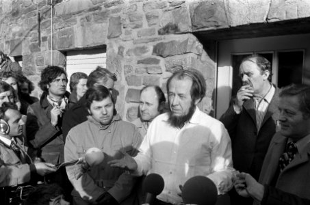 De schrijver staat de pers te woord, rechts achter hem Heinrich Böll, Bestanddeelnr 927-0025