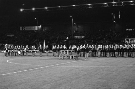 Dirigent Nico van der Linden met de volledige fanfare tijdens zijn optreden in h, Bestanddeelnr 919-6160
