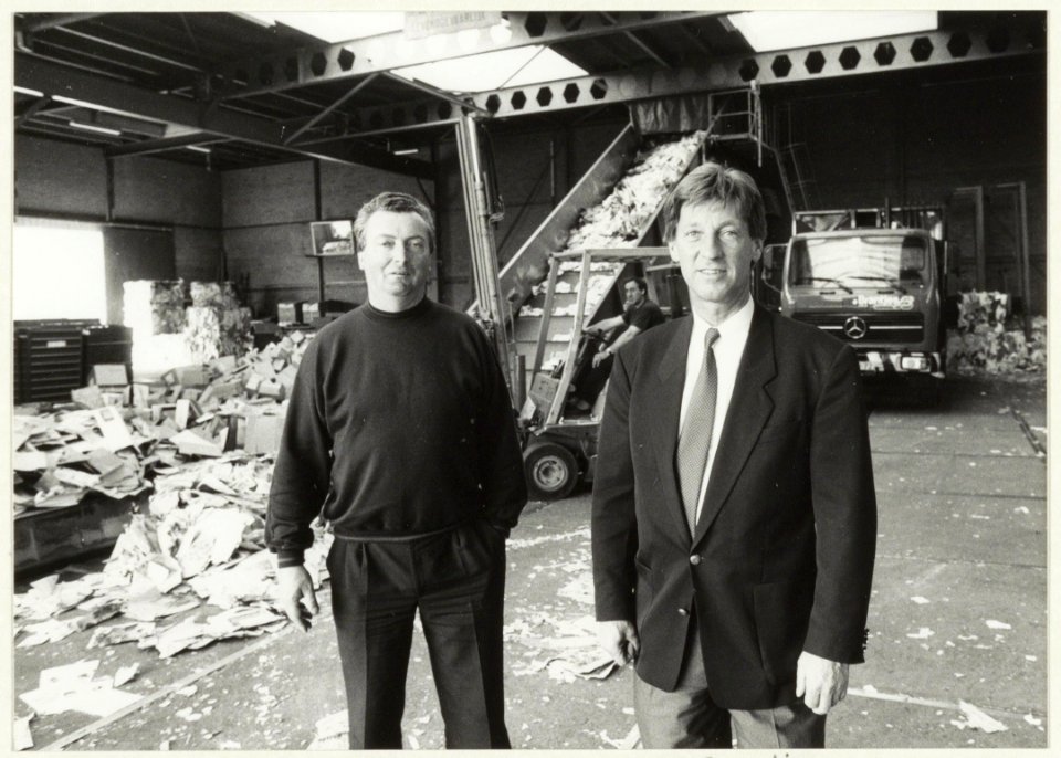Directeur W Brantjes en jubilaris H.Goebert bij het 25-jarig bestaan van Brantjes papier recycling. NL-HlmNHA 54023603