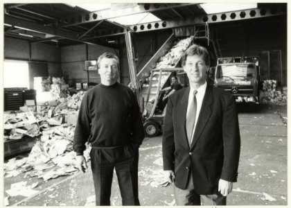 Directeur W Brantjes en jubilaris H.Goebert bij het 25-jarig bestaan van Brantjes papier recycling. NL-HlmNHA 54023603