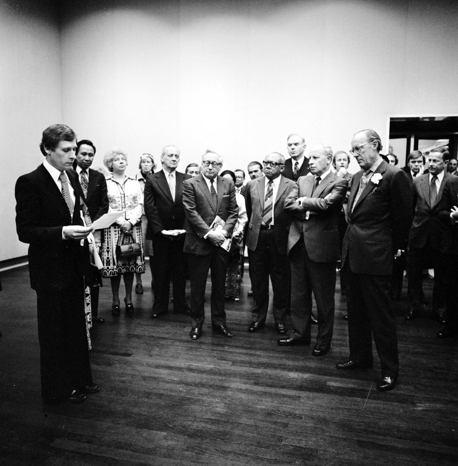 Directeur Simon Levie van het Rijksmuseum spreekt de genodigden, onder wien prin, Bestanddeelnr 929-1331