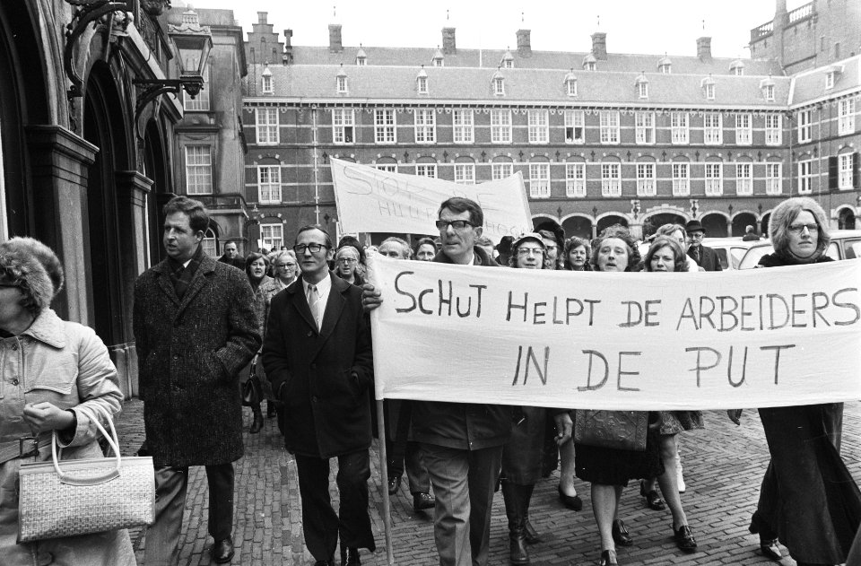 Demonstratie op het Binnenhof tegen de huurwet van minister van Volkshuisvestin…, Bestanddeelnr 924-3399