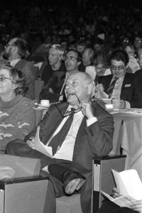 Den Uyl tijdens het congres met rechts achter hem Ed. van Thijn en linksachter B, Bestanddeelnr 931-7612