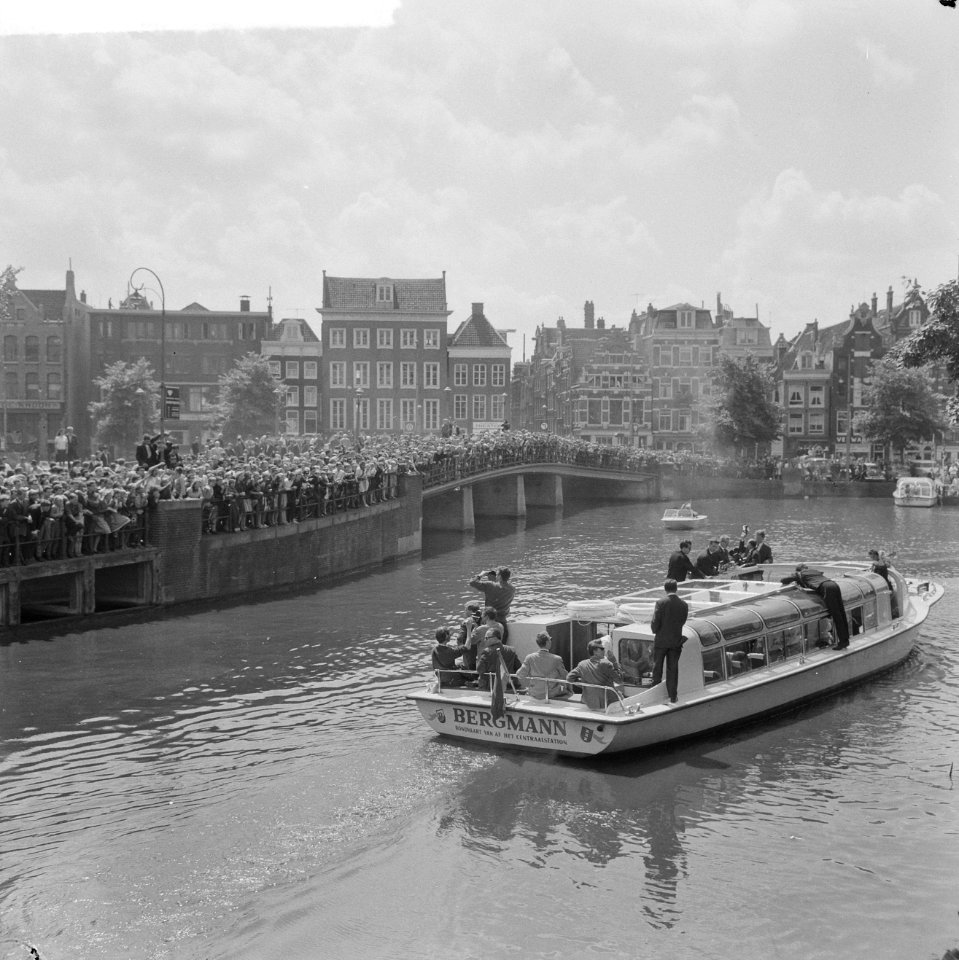 De Beatles met rondvaartboot door de grachten waar duizenden kinderen stonden, Bestanddeelnr 916-5141