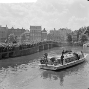 De Beatles met rondvaartboot door de grachten waar duizenden kinderen stonden, Bestanddeelnr 916-5141
