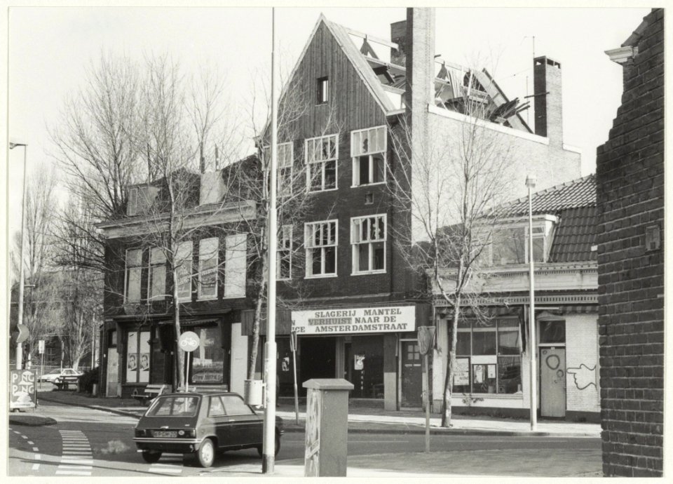 De sloop van panden op de hoek AmsterdamstraatHerensingel, tegenover de Amsterdamse Poort. NL-HlmNHA 54016642