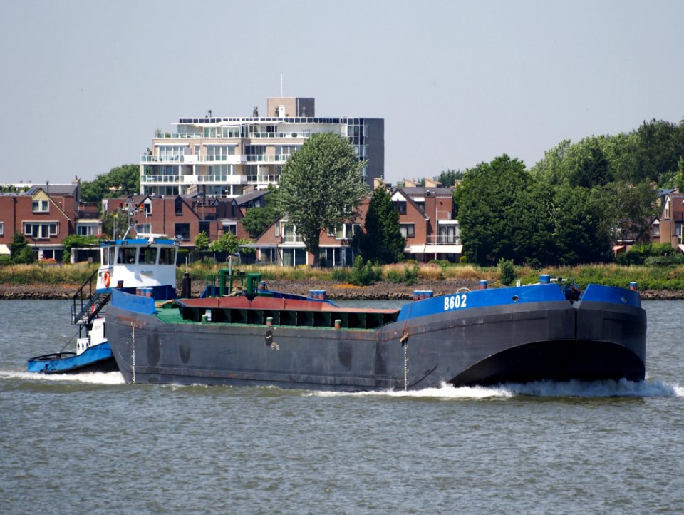 Dirk II - ENI 02210714 pushing B602 - Split Hopper Barge 600 m3 - Baars BV, pic1