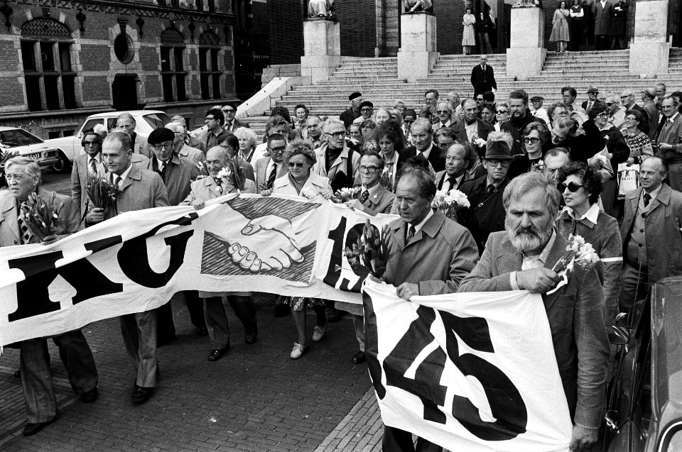 Demonstranten met spandoeken o.a. LKG 1940-1945 (Landelijke Kontakt Groep ver, Bestanddeelnr 930-2790