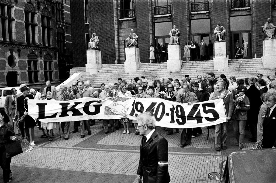 Demonstranten met spandoeken o.a. LKG 1940-1945 (Landelijke Kontakt Groep ve…, Bestanddeelnr 930-2786
