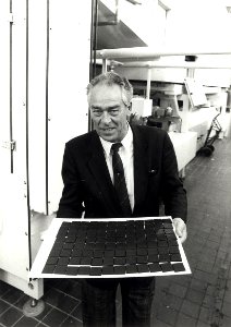Directeur Van der Linden toont een plaat met chocolaatjes. Aangekocht van United Photos de Boer bv. - Negatiefnummer 31329 k 20. - Gepubliceerd in het Haarlems Dagblad van 07.10.1989. Identificatienum