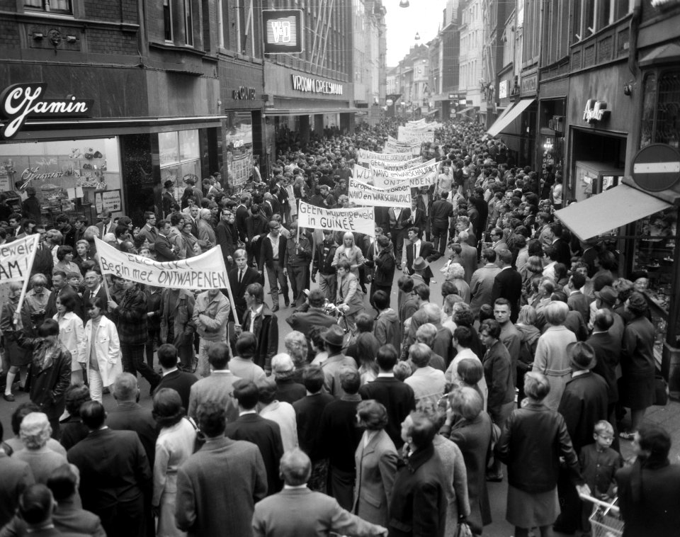 Demonstranten met spandoeken in de Grote Straat, Bestanddeelnr 919-5961