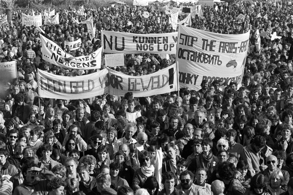 Demonstranten met spandoeken Geen geld voor geweld in het Zuiderpark, Bestanddeelnr 932-7513