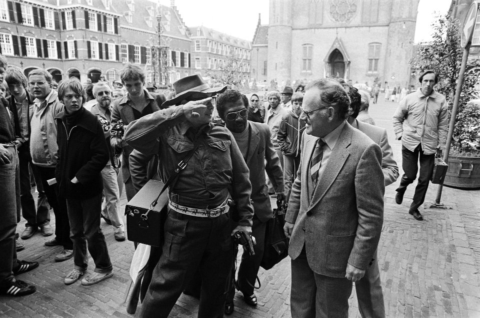 Demonstratie op het Binnenhof door oud KNIL-militairen om zij vorig jaar een uitkering zouden krijgen, Bestanddeelnr 931-5486