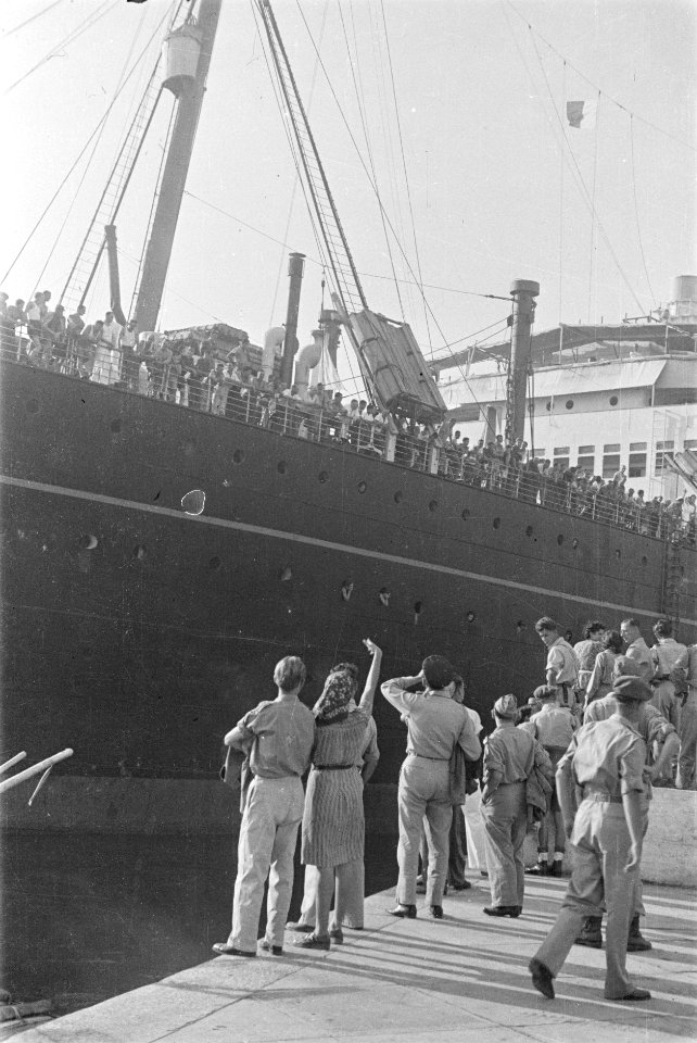 Demobiliserenden naar Nederland. De Volendam verlaat de haven, Bestanddeelnr 234-6-5
