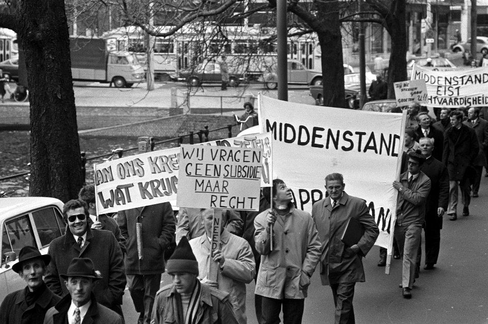 Demonstratie middenstanders in Den Haag , demonstranten borden, Bestanddeelnr 925-1450