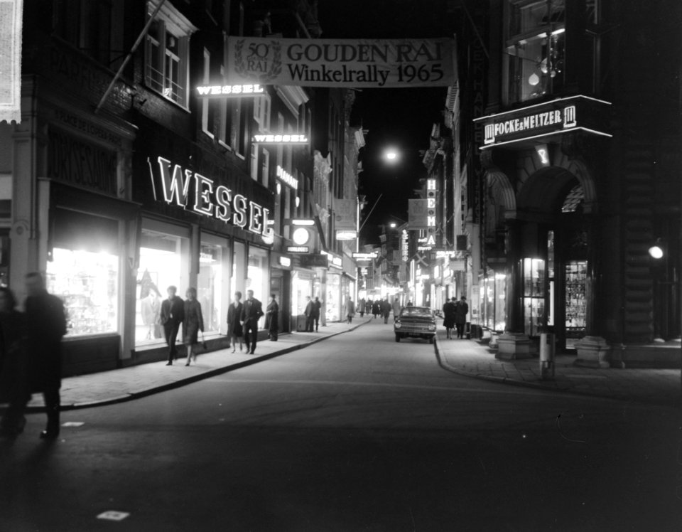De Kalverstraat zaterdagavond tussen 20 en 23 uur, Toon Hermans op televisie, Bestanddeelnr 917-4812