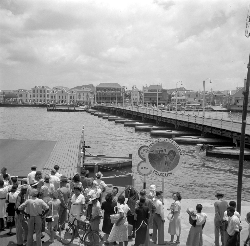 De Koningin Emmabrug gezien vanaf Punda in Willemstad op Curaçao. De pontonbrug , Bestanddeelnr 252-7236