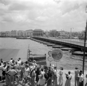De Koningin Emmabrug gezien vanaf Punda in Willemstad op Curaçao. De pontonbrug , Bestanddeelnr 252-7236