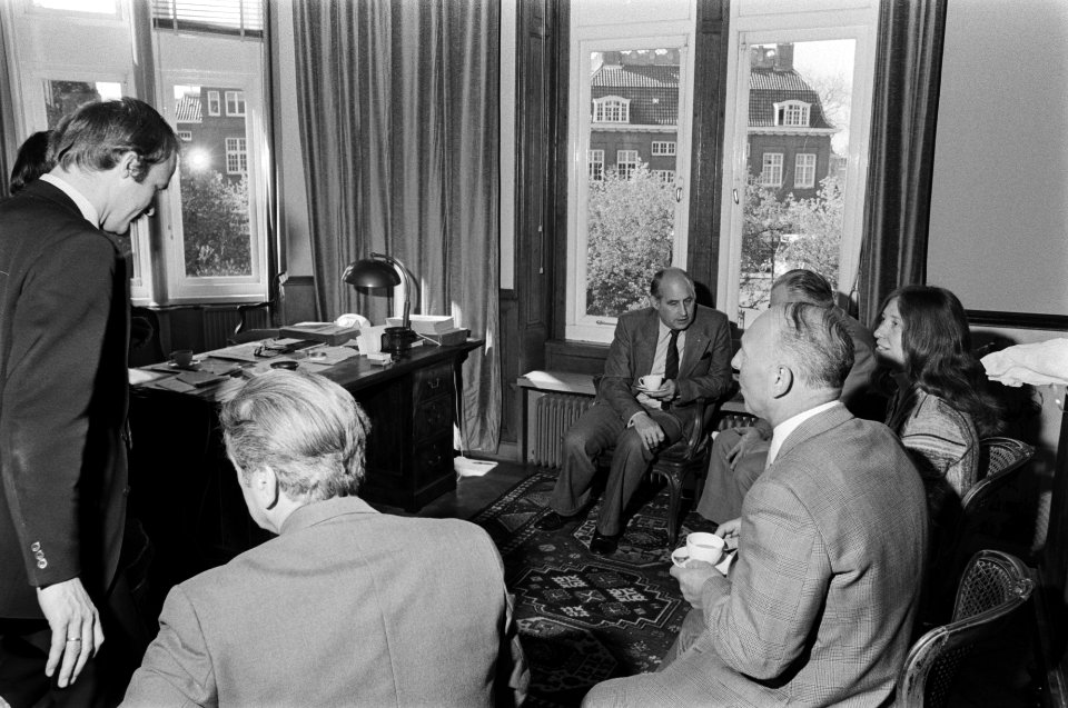 Directeur Rijksmuseum Levi spelt versierselen op (Koninklijke onderscheiding), o, Bestanddeelnr 928-5478