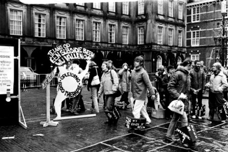 Demonstratie op het Binnenhof door vertegenwoordigers van de opleiding ergothera, Bestanddeelnr 930-5187