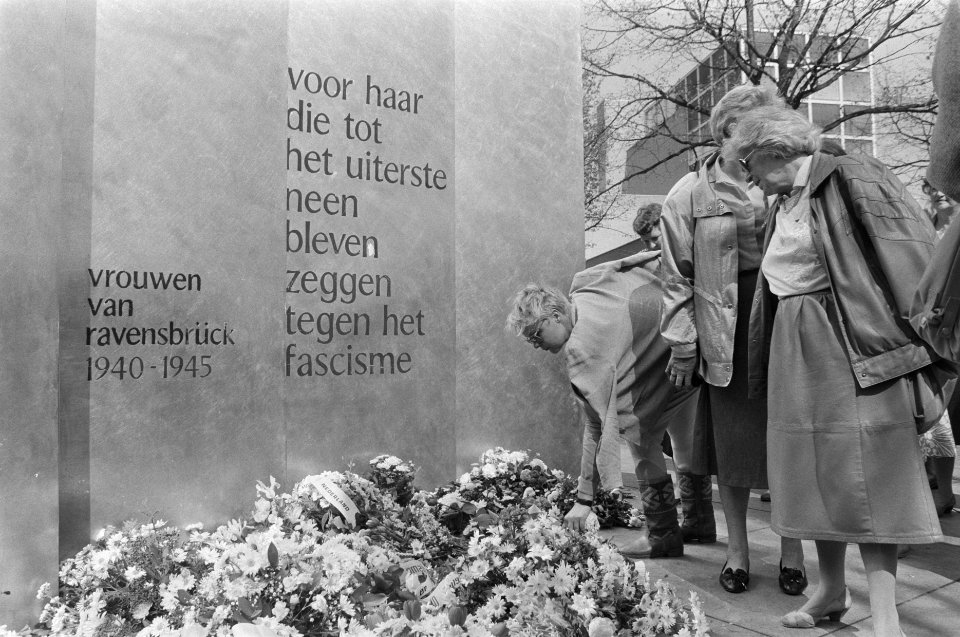 De bevrijding van het vrouwenconcentratiekamp Ravensbrück wordt herdacht bij het, Bestanddeelnr 933-9609