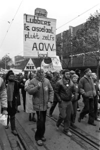 Demonstranten met spandoeken Lubbers is asociaal, plukt zelfs AOWers kaal, Bestanddeelnr 932-7802