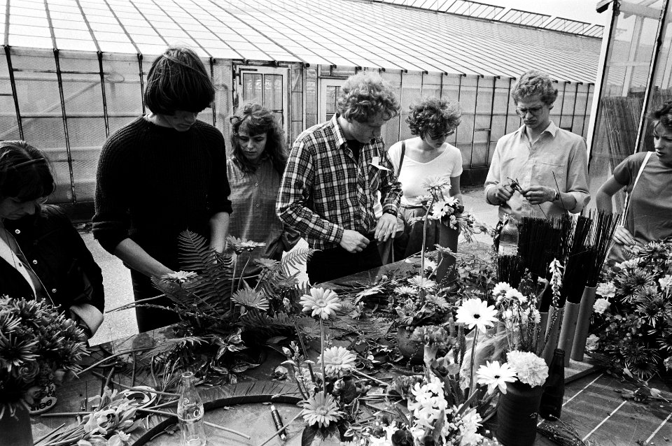 De boer op en Kom in de kas was er open dag in de agrarische bedrijven en in de glas-tuinbouw, studenten Rijksmiddelbare Tuinbouwschool, Bestanddeelnr 931-4262