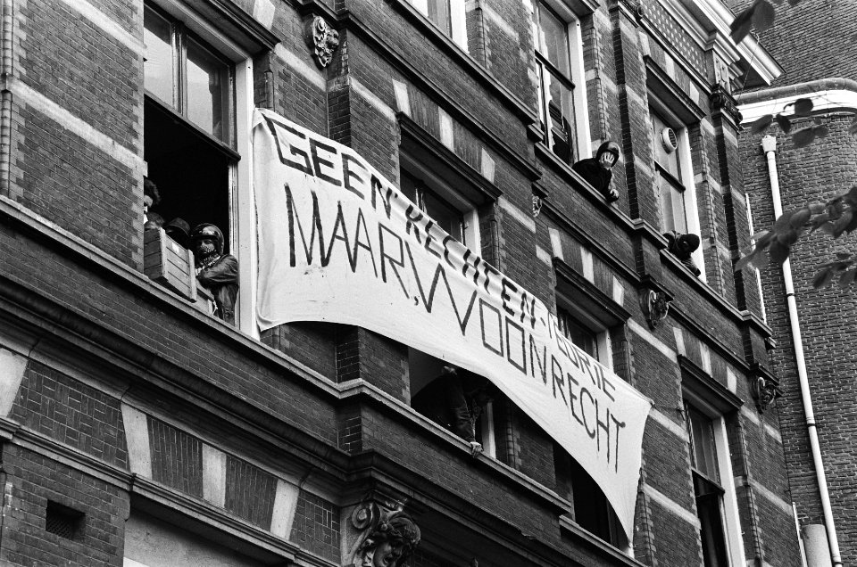 Deel voormalig Binnen Gasthuis (Amsterdam) gekraakt ( Kloof 82 ) spandoek op ge, Bestanddeelnr 932-1774