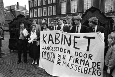 Demonstranten met spandoek op het Binnenhof, Bestanddeelnr 931-7868