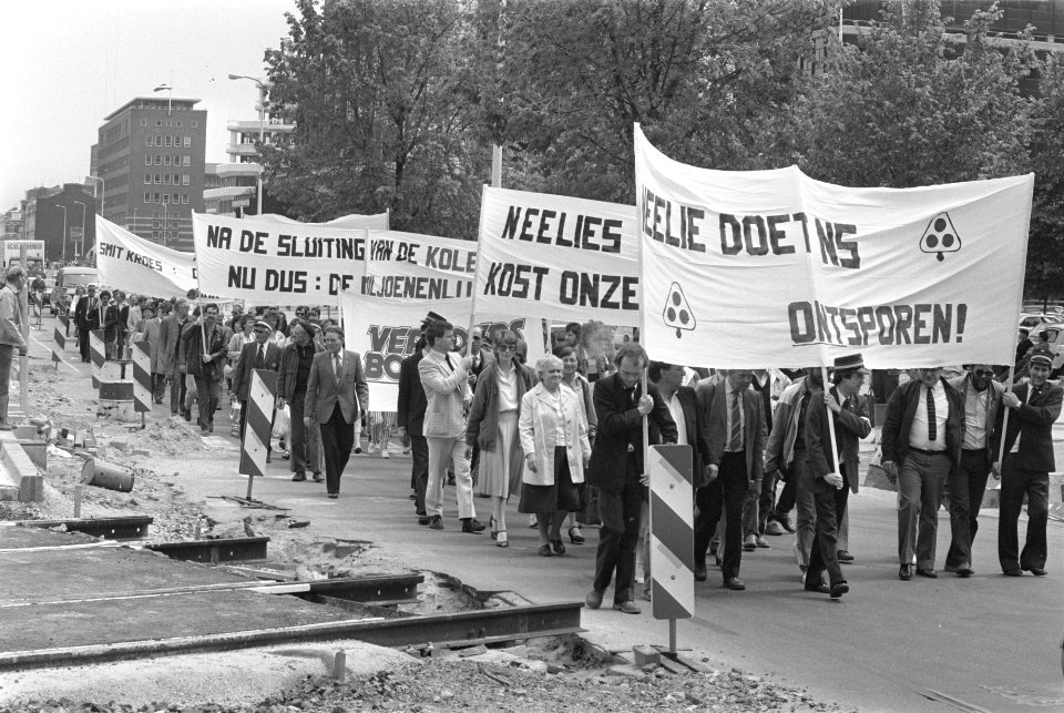 Demonstranten met spandoeken Neelie doet NS ontsporen en Na de sluiting van d, Bestanddeelnr 932-6053