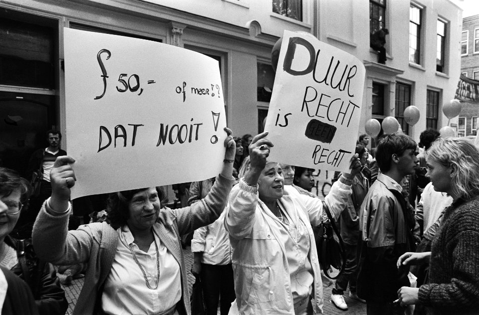 Demonstranten met spandoeken F. 50,- of meer - dat nooit en Duur recht is - , Bestanddeelnr 932-6918