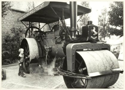 De vierjarige M. Sorre bij de draaiende stoomwals uit 1901 die op het terrein van Openbare Werken aan het Zuider Buiten Spaarne stond opgesteld., NL-HlmNHA 54010037