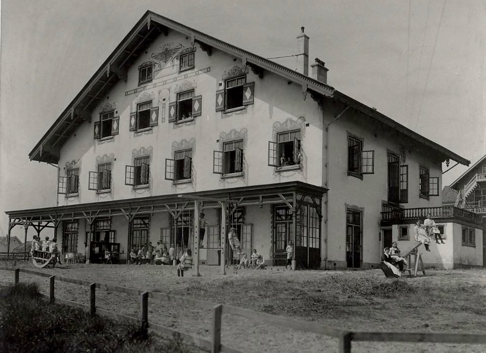 De zuid en zuid-west kant van het Haarlems Kinderhuis te Zandvoort, Inventarisnummer NL-HlmNHA 1100 KNA006014642