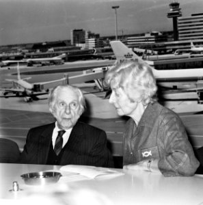 Delegatie Commissie Hulp aan Spanje op Schiphol dr B Sajet en voorzitster mev, Bestanddeelnr 928-9529