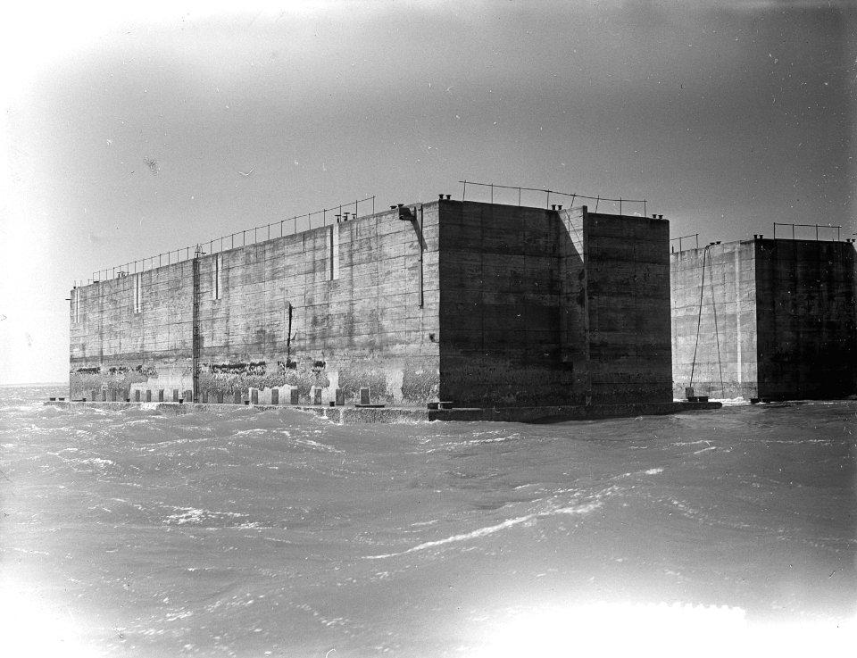 De Schelphoek op Schouwen. Engelse caissons 6020 bij 18,5 m hoog, Bestanddeelnr 905-8267