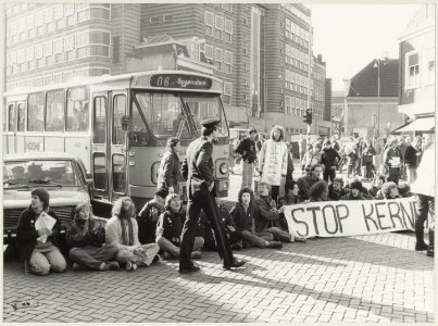 Demonstratie op de Gedempte Oude Gracht tegen het openhouden van de kerncentrale in Dodewaard. NL-HlmNHA 54012318