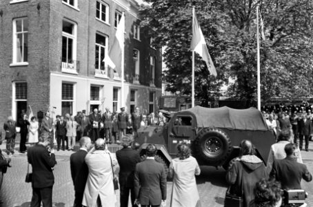 Defilé van oude militaire voertuigen, op de achtergrond prins Bernhard en de Can, Bestanddeelnr 927-9129