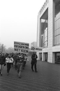 Demonstratie met op de achtergrond het stadhuis (Stopera), Bestanddeelnr 934-3919