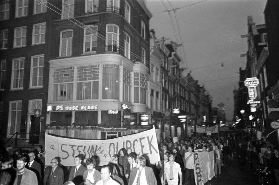Demonstratie voor Tsjechoslowakije in Amsterdam. De stoet trekt door de stad, Bestanddeelnr 921-6111