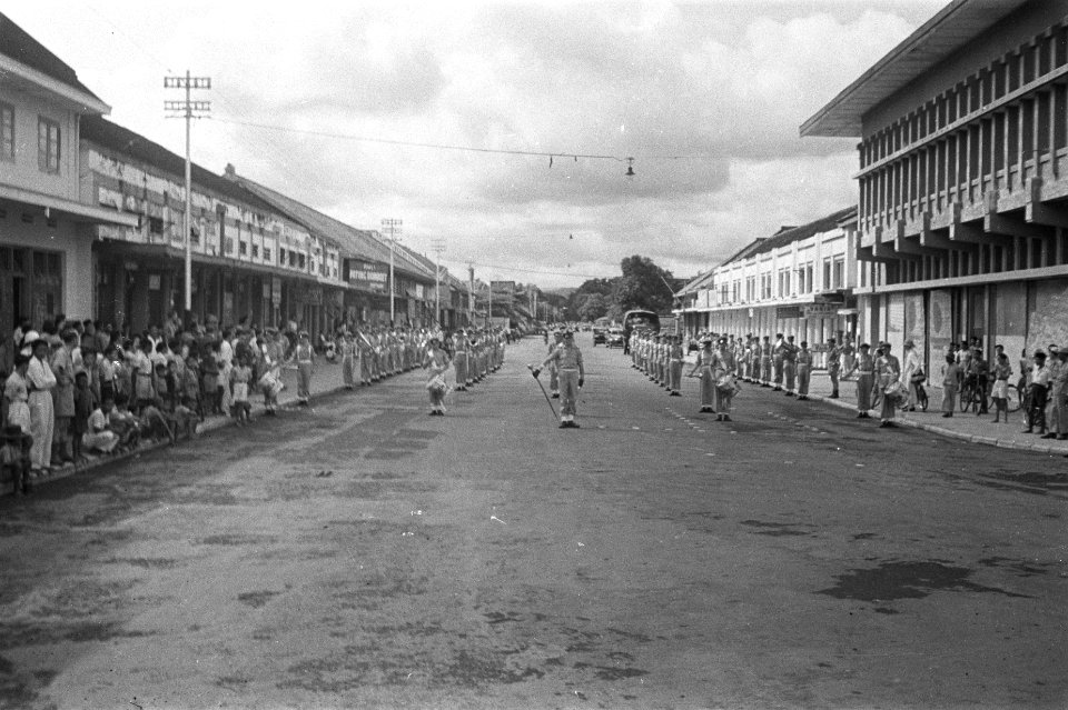 De Prins Bernhardkapel staat opgesteld in een hoofdstraat in Semarang, Bestanddeelnr 147-4-6