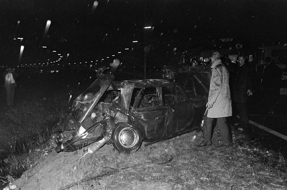 De restanten van de Fiat 124, op Hoogweg. Het ongeluk kostte een persoon het lev, Bestanddeelnr 921-6824