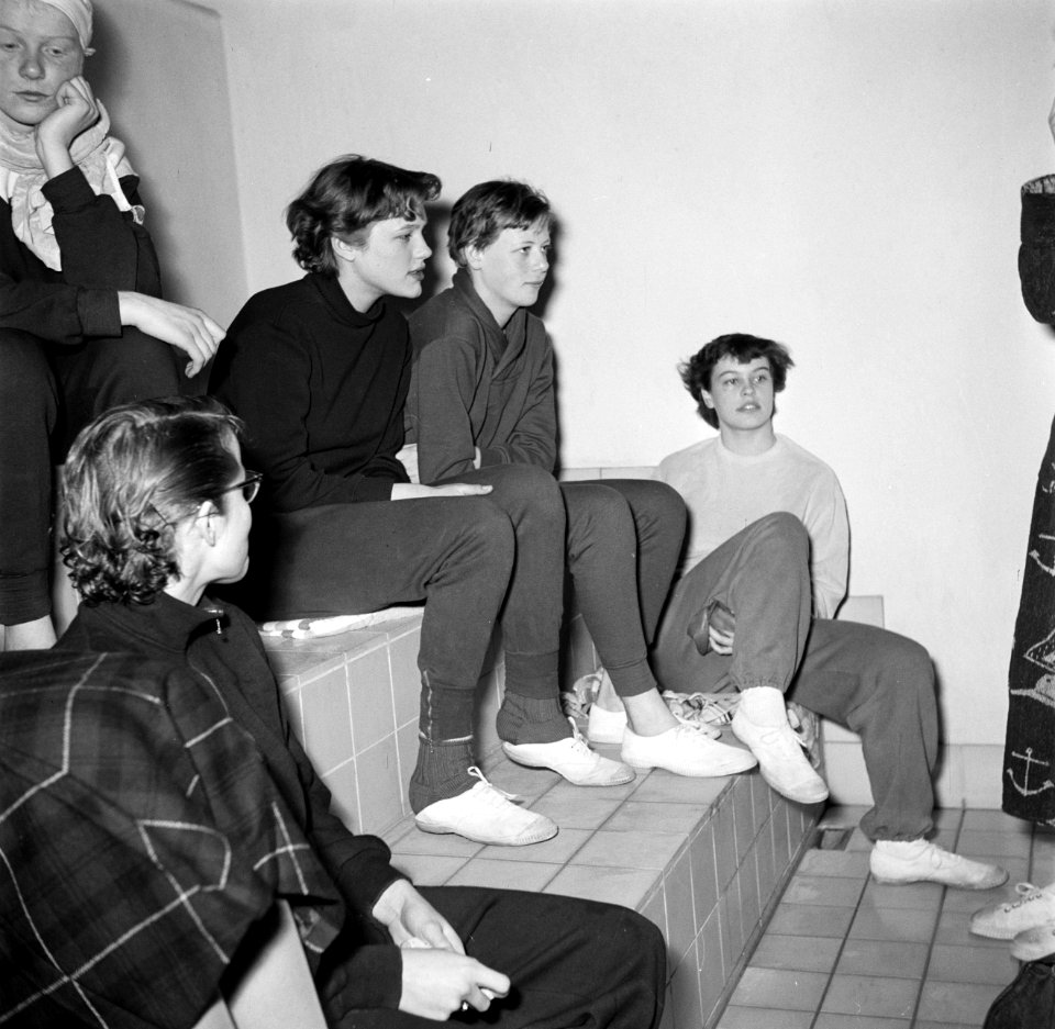Derde van rechts Eileen Ward Petersen en daarnaast Dorrit Kristensen op de tribu, Bestanddeelnr 252-9255