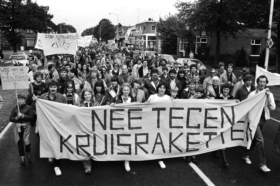 Demonstranten achter een spandoek, Bestanddeelnr 932-3572