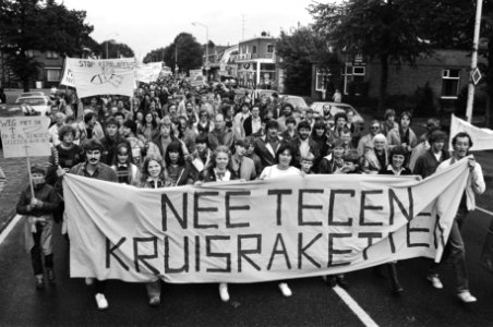 Demonstranten achter een spandoek, Bestanddeelnr 932-3572
