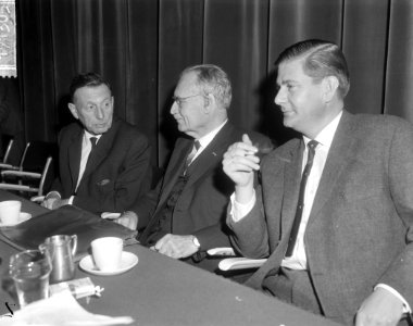 Demonstratief congres PvdA in Krasnapolsky te Amsterdam, v.l.n.r. Suurhof, Drees, Bestanddeelnr 917-1305