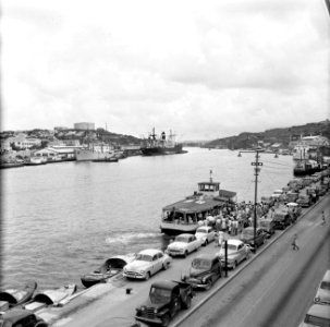 De Havenkade in Willemstad Aan de kade de pont, Bestanddeelnr 252-2920