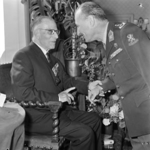 De heer M. Cohen 65 jaar drager MWO, tijdens de receptie luitenant generaal F. v, Bestanddeelnr 917-9621